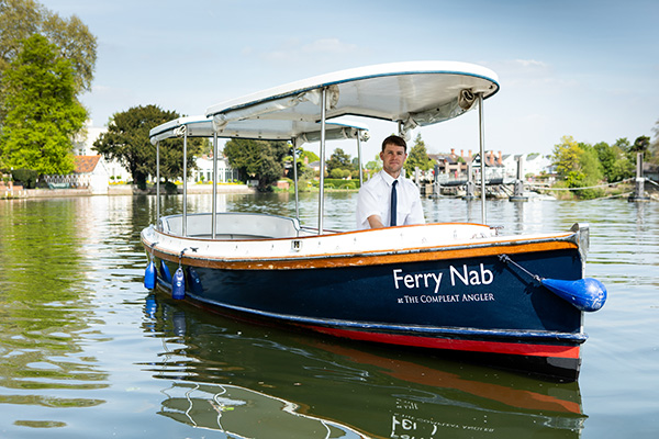 Luxury self drive day boat hire on the River Thames